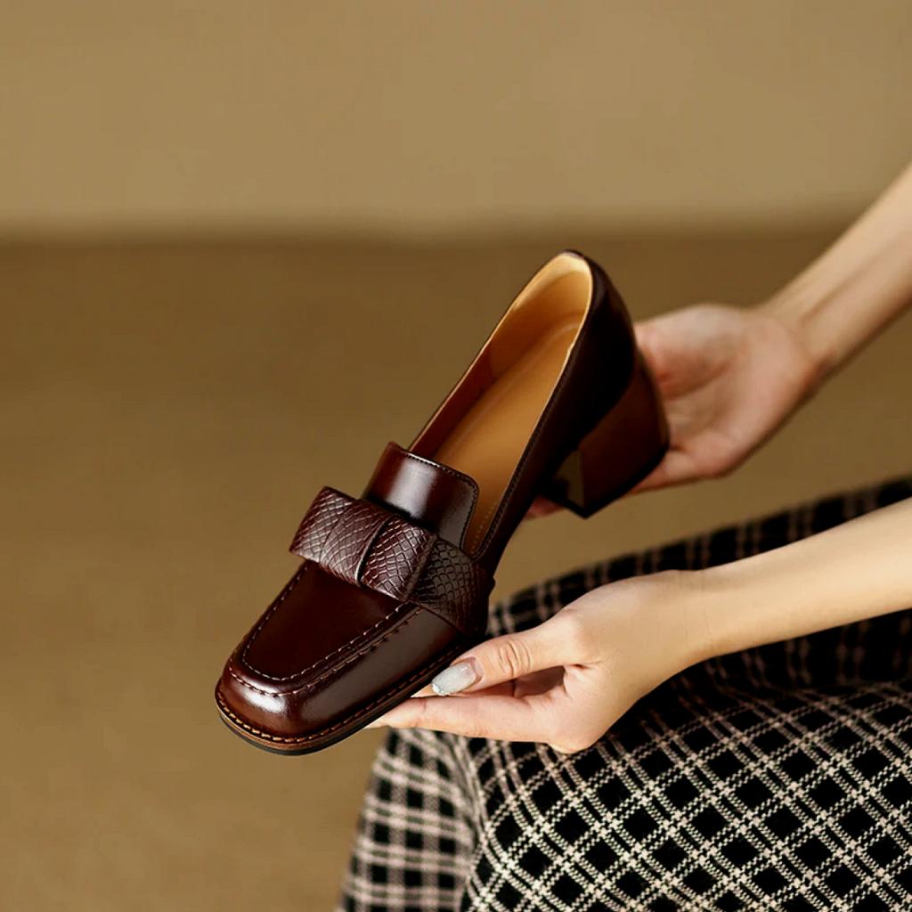 TRISHA | Loafers elegantes con detalle de nudo
